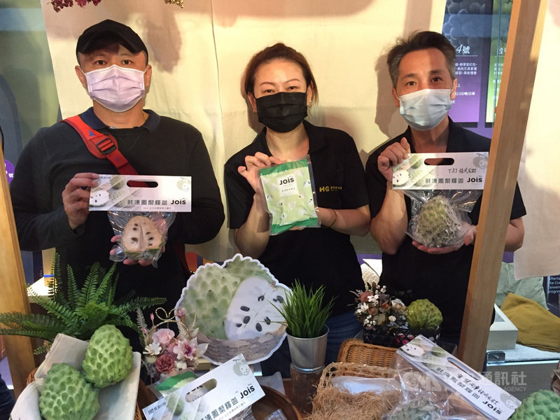 因應中國自9月20日起暫停台灣釋迦輸入,農委會17日宣布,補助外銷香港等地5000公噸,已獲日本力挺,新品冷凍釋迦開始銷日。中央社記者楊淑閔攝 110年11月17日