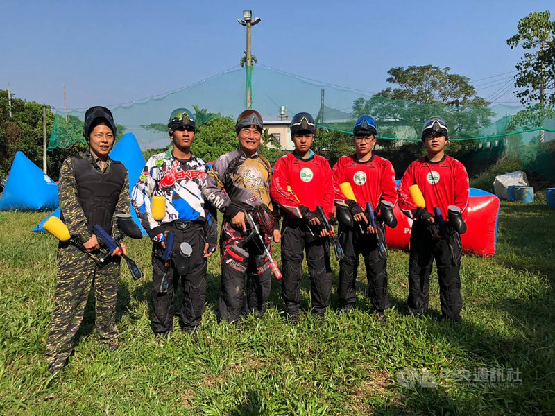 南投縣竹山鎮公所12月11日將舉辦鎮長盃漆彈賽,鎮公所17日舉辦宣傳活動,鎮長陳東睦(左3)更親自下場參與對戰,不過卻不慎跌倒,造成左肩脫臼,所幸治療後已無大礙。(竹山鎮公所提供)中央社記者蕭博陽南投縣傳真 110年11月17日