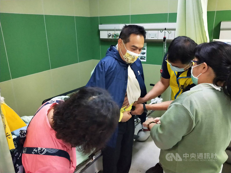 南投縣竹山鎮長陳東睦(左2)17日為宣傳鎮長盃漆彈賽親自下場體驗對戰,但過程中不慎跌倒造成左肩脫臼,治療復位後已返家休息。(竹山鎮公所提供)中央社記者蕭博陽南投縣傳真 110年11月17日