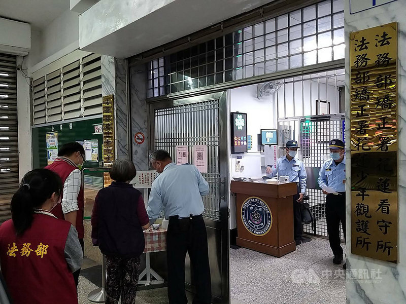 行政執行署花蓮分署17日指出,列管71歲滯欠大戶周姓婦人(後左2)販售高達新台幣11億元假發票遭補課稅金及罰鍰上千萬元,她更脫產誆稱沒錢繳,花蓮分署16日向法院聲請管收獲准,將管收周婦3個月。(法務部行政執行署花蓮分署提供)中央社記者張祈傳真 110年11月17日