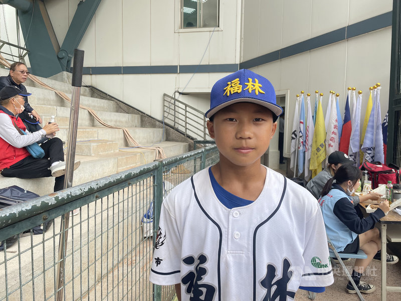 第13屆重光盃全國少棒錦標賽4強在台北市青年公園棒球場舉行,台北福林國小廖芫豎(圖)17日投打俱佳,運用近20公里速差完投6局失2分,敲出2支二壘打,率隊以9比2擊敗桃園中平國小、晉級冠軍戰。中央社記者謝靜雯攝 110年11月17日