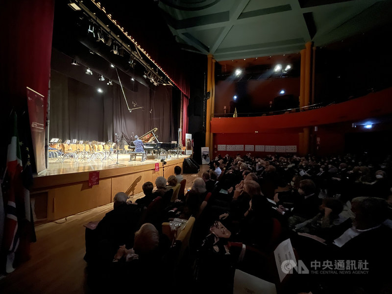 罗马萧邦钢琴大赛昨晚举行第30届大赛颁奖典礼，台湾自2000年开始赞助并提供「台湾奖」给优秀青年钢琴家。（驻教廷大使馆提供）中央社记者黄雅诗罗马传真  110年11月17日