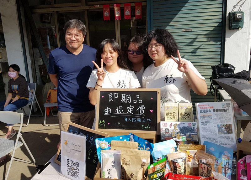新北市府農業局17日表示,致理科技大學學生(圖)響應惜食分享運動,媒合店家即期食品,拯救即將被丟棄的食物、減少浪費,並利用課餘時間設計手機APP,希望號召更多人關注食物浪費議題。(新北農業局提供)中央社記者黃旭昇新北傳真 110年11月17日