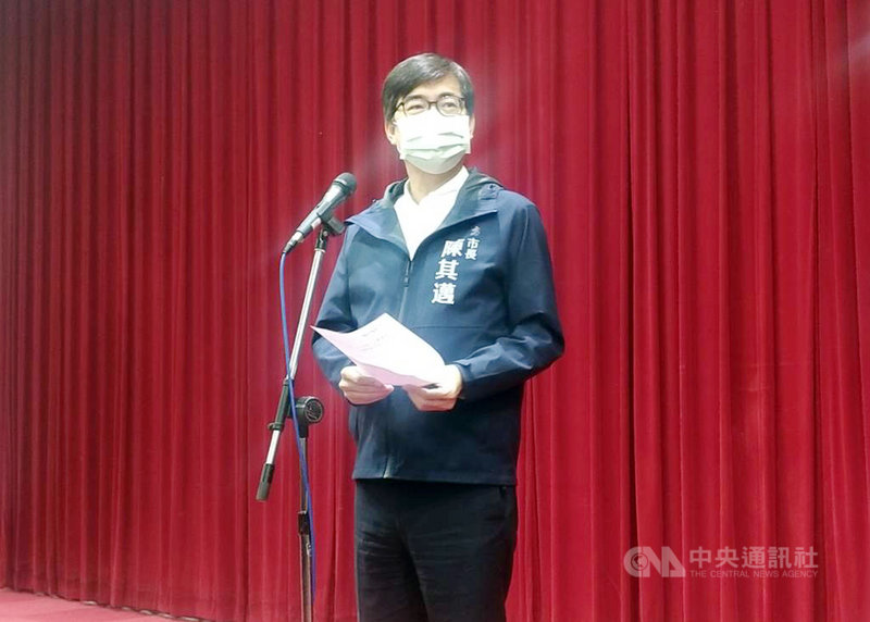 2025年世界同志遊行移師高雄,但國際同志遊行組織聯盟(InterPride)一度以「地區」稱呼台灣惹議,經協調後改為「台灣高雄」。高雄市長陳其邁(圖)17日受訪表示,感謝修正名稱,讓我們的名字更名符其實。中央社記者蔡孟妤攝 110年11月17日