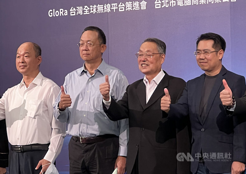宏碁轉投資的全波科技17日舉辦產品發表會,展示遠距無線通訊結合消防情境的智慧消防裝備,宏碁集團創辦人施振榮(右2)出席致詞。中央社記者吳家豪攝 110年11月17日