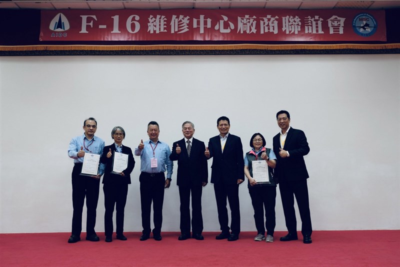 行政院副院長沈榮津(中)16日赴漢翔公司翔園主持F-16維修中心廠商聯誼會,公開宣傳「4個不同意」反公投內容。(漢翔公司提供)