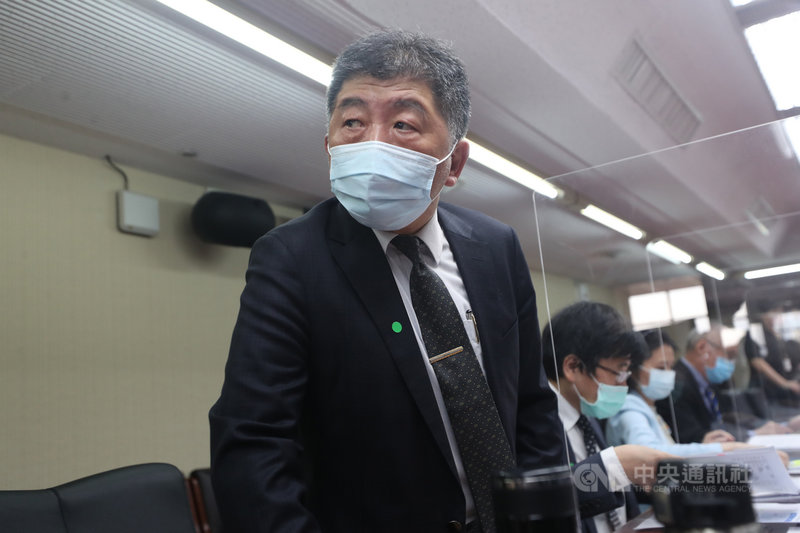 接種高端疫苗者若有出國需求可混打2劑其他廠牌疫苗,國民黨立委喊出要求衛福部長陳時中負責簽切結書。陳時中(前)17日在立法院受訪時強調,所有相關政策,政務官都負政治責任。中央社記者吳家昇攝 110年11月17日