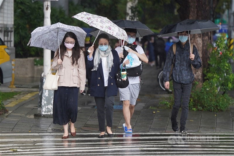 氣象專家吳德榮表示，17日早晚偏涼，晚間起北部、東半部轉有局部雨。（中央社檔案照片）