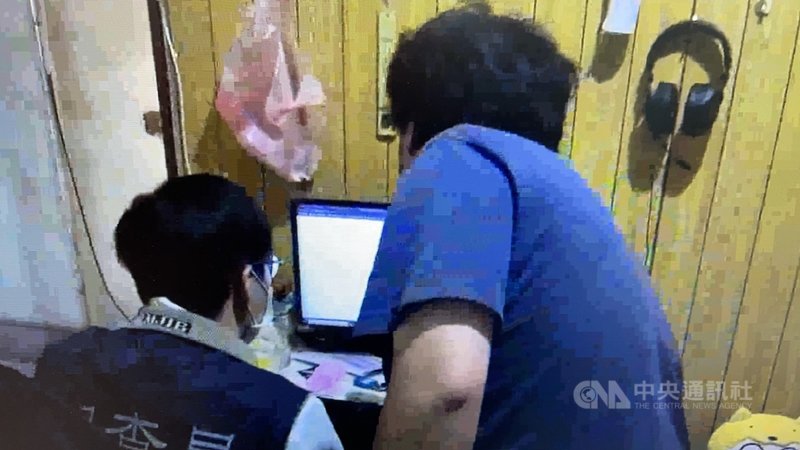 台南地檢署17日宣布破獲盜賣全國國小、國中及高中學生個資逾750萬筆集團案,販售對象是補教業者;此集團是由補教老師找上駭客竊取學生個資再轉售,獲利數百萬元。(台南地檢署提供)中央社記者張榮祥台南傳真 110年11月17日