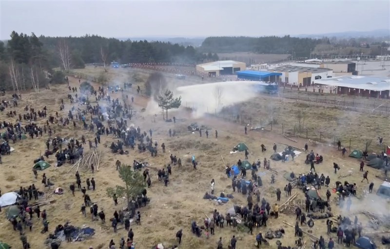 波蘭部隊16日發射催淚瓦斯及部署水砲,壓制試圖從白俄羅斯跨越邊界且投擲石塊的移民。(安納杜魯新聞社)