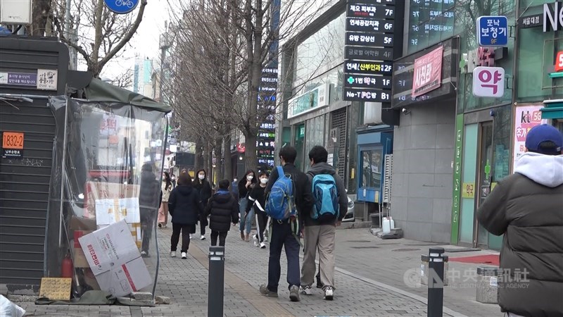 韓國青年失業人數今年一度突破40萬人,韓國當局自2016年起提供海外新創團隊補助,盼增加國內就業機會。圖為首爾街頭。(中央社檔案照片)