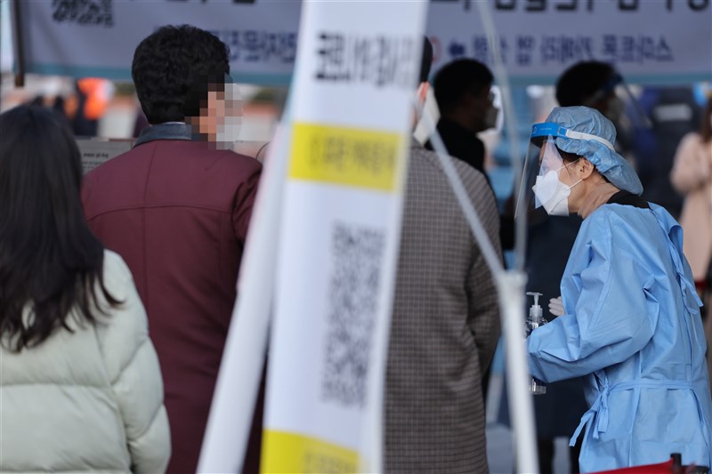 韓國中央防疫本部統計,截至17日凌晨零時,單日確診人數再次突破3000例,創下疫情爆發以來次高紀錄。圖為首爾篩檢站。(韓聯社)