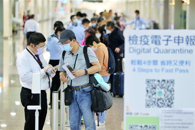 春節返台檢疫措施「7加7」方案,台大公衛學者陳秀熙17日表示,接種疫苗搭配篩檢可提早找出高風險感染者。圖為桃園機場。(中央社檔案照片)