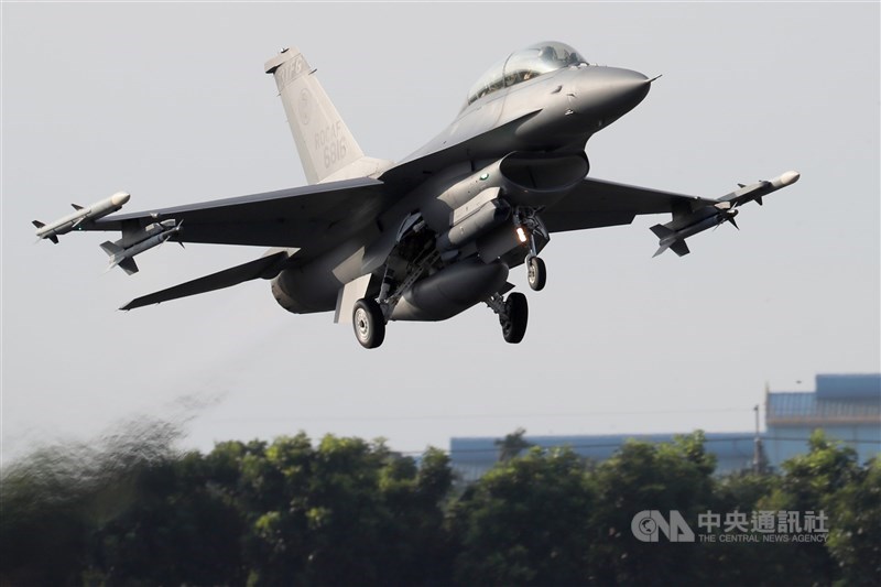 空軍首支F-16V作戰隊18日將於嘉義基地成軍。圖為F-16V戰機日前在佳冬戰備跑道執行起降演練。(中央社檔案照片)