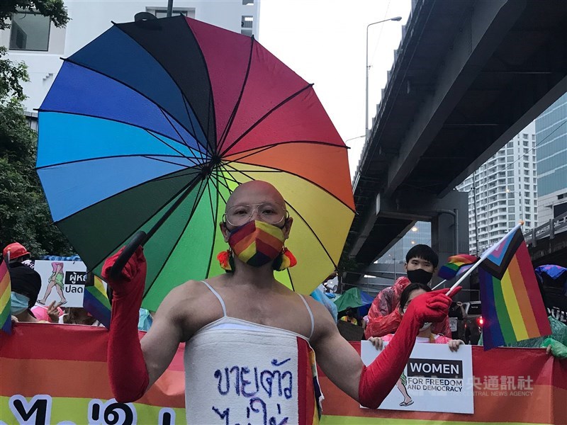 2020年泰國民眾在曼谷市中心遊行,訴求多元性別與平權議題。(中央社檔案照片)