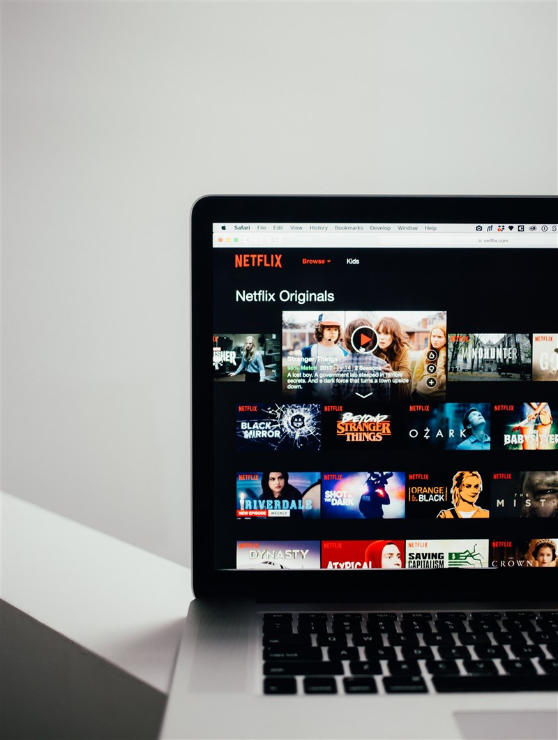Netflix開啟影音串流時代,每週公布平台上收看時數最多10大電視劇和電影。(圖取自Unsplash圖庫)