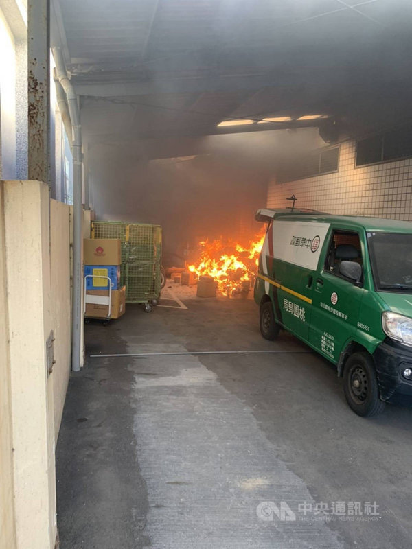 桃園新屋郵局17日發生火警,無人傷亡,郵局緊急停業,相關財物損失及起火原因正在調查中。(桃園市政府消防局提供)中央社記者吳睿騏桃園傳真 110年11月17日