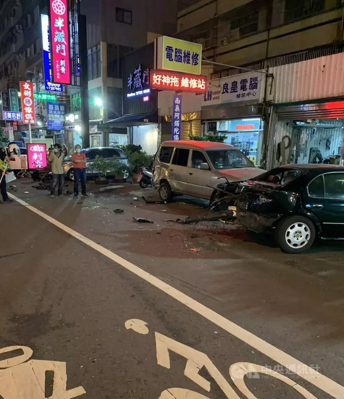 彰化縣警察局彰化分局17日指出,黃姓男子17日傍晚駕駛一輛廂型車行經彰化市金馬路時突然失控,撞上正準備穿越路口的多輛機車,又撞上停在路邊停放的2輛機車、3輛轎車,造成1人輕傷,現場一片混亂。(翻攝照片)中央社記者吳哲豪傳真 110年11月17日