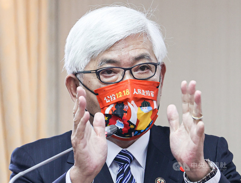 中選會主委李進勇18日在立法院內政委員會答詢表示,2018年公投綁大選造成選務災難,全國選務人員都認為應該要脫鉤;選務機關本來只能承擔100斤,但卻給他們200斤,「沒死就好加在了」,脫鈎後責任更重。中央社記者鄭清元攝 110年11月18日