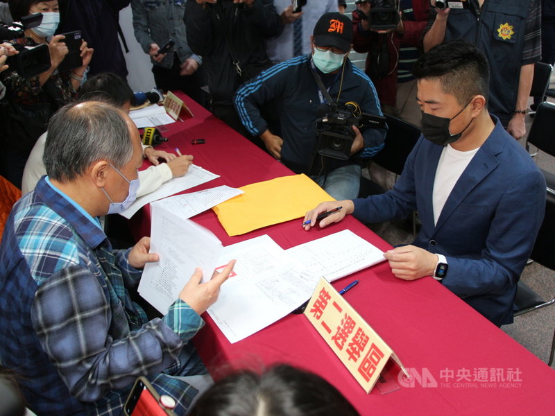 國民黨徵召前立委顏寬恒(右)參加台中市第2選區立委補選,顏寬恒18日上午在助理陪同下,前往台中市選舉委員會登記參選。中央社記者蘇木春攝 110年11月18日