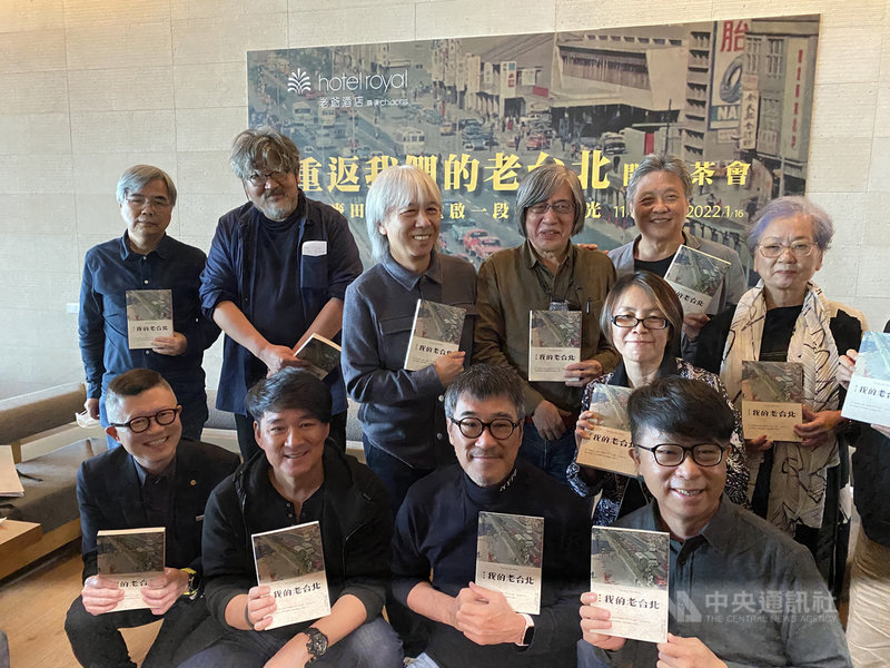 「重返我們的老台北」展覽即日起在礁溪老爺酒店登場,18日開幕茶會中邀請到網家董事長詹宏志(後左4)及音樂人李壽全(後左3)、周華健(前左2)、李宗盛(前右2)等人出席。中央社記者余曉涵攝 110年11月18日