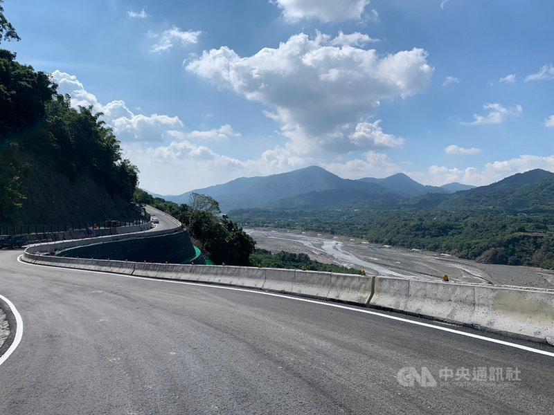 為解決高雄市六龜區新發至寶來里民通行問題,重振當地產業,市府針對高133線原址便道展開修復,並於18日正式開放通行,沿線聚落居民對外交通將不必再繞路,可大幅縮短行車時間,讓交通將更為順暢。(高雄市政府提供)中央社記者曾以寧傳真 110年11月18日