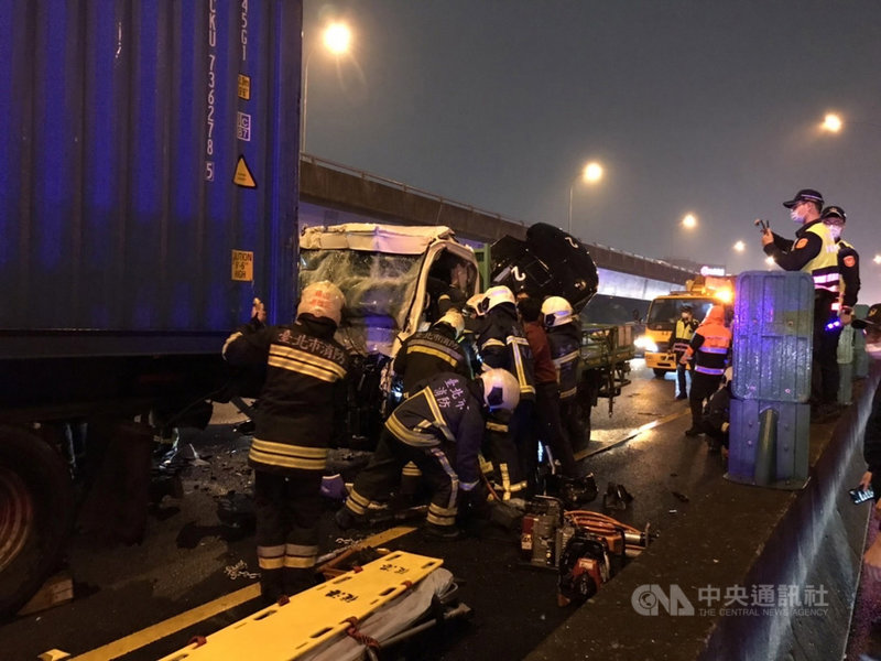 國道一號中山高速公路17.6公里處18日下午發生1輛貨車和1輛聯結車追撞事故,現場造成兩人無呼吸心跳,台北市消防局獲報派員到場搶救。(翻攝照片)中央社記者黃麗芸傳真 110年11月18日