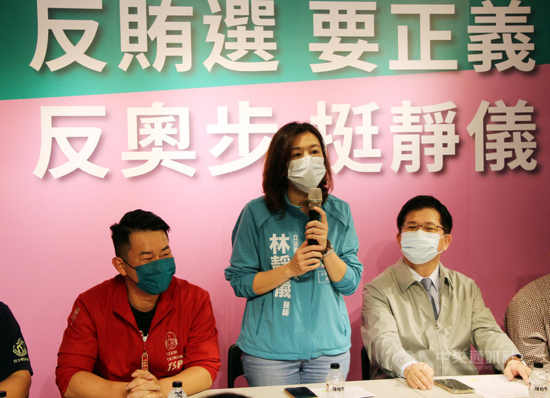 民進黨籍台中市第2選區立委參選人林靜儀(中),18日在競選總部舉行「正義的靠山」反賄選、反奧步小組成立暨清廉選風記者會,競選總部主委林佳龍(右)、前立委陳柏惟(左)等人皆出席。中央社記者蘇木春攝 110年11月18日