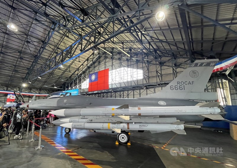 F-16V(Block20)型機接裝典禮18日上午在嘉義空軍基地舉行,現場地面陳展的F-16V上掛載各式飛彈,展現對海、對空、對面的強大戰力。中央社記者裴禛攝 110年11月18日