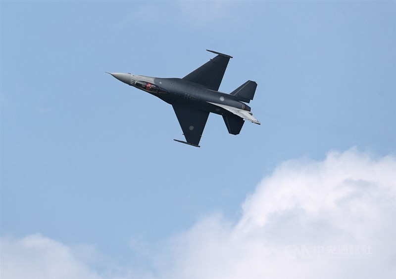 F-16V(Block20)型機接裝典禮18日在嘉義空軍基地舉行,現場進行F-16V單機性能展示,由飛行員操演「低空高速衝場」、「9G轉彎」等高難度項目。中央社記者裴禛攝 110年11月18日