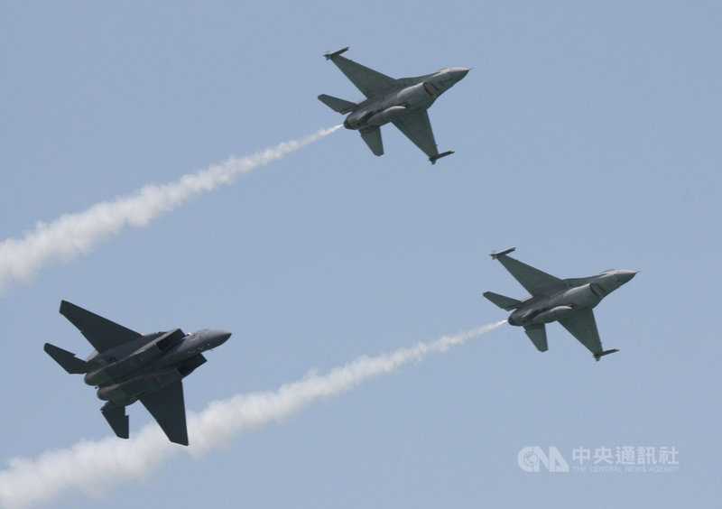 1970年代誕生的F-16本是美軍用來與重型戰機F-15搭配的輕戰機,後來演變為自成一格的多用途戰機,堪稱戰機界經典。圖為2018年在航展表演的新加坡空軍F-15(後)與F-16(前方2架)。中央社記者陳亦偉攝 110年11月18日