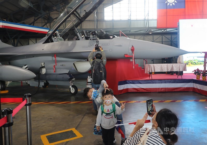 F-16V(Block20)型機接裝典禮18日上午在嘉義空軍基地舉行,在典禮中於地面陳展F-16V,空軍親友眷屬也應邀到場觀禮,會後小朋友興奮在戰機前拍照留念。中央社記者裴禛攝 110年11月18日