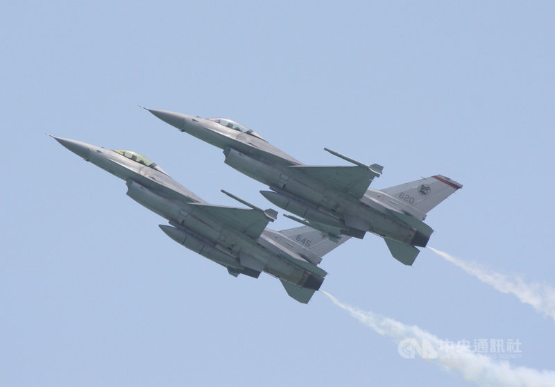 國軍首支升級後的F-16V戰機聯隊18日接裝成軍,戰力獲提升。1970年代誕生的F-16堪稱史上最成功的戰機之一。圖為2018年在航展表演的新加坡空軍F-16C。中央社記者陳亦偉攝 110年11月18日