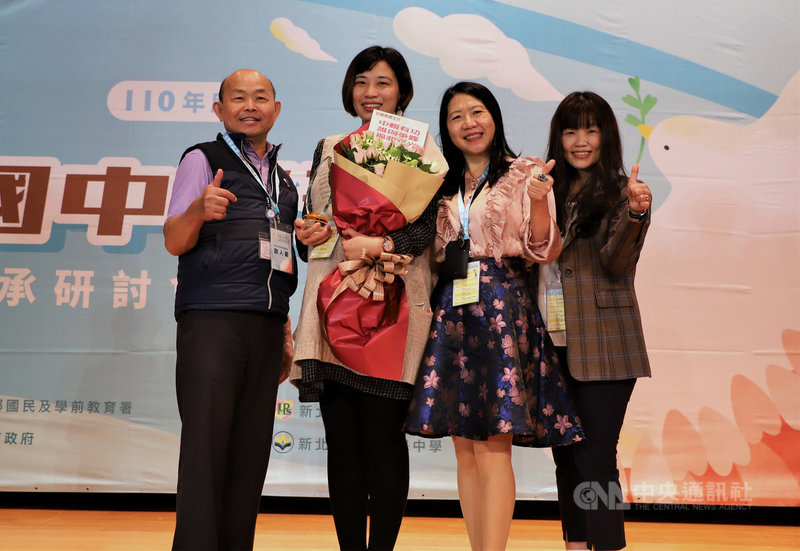 教育部國教署18日舉辦110年度全國中輟預防業務傳承研討會暨表揚大會,新北市獲績優縣市獎、單位及團體機關獎與個人獎肯定,教育局副局長歐人豪(左起)、福和國中主任林宛曉、教育局特教科長劉美蘭及福和國中校長范筱蓉開心同台合影。(新北市教育局提供)中央社記者黃旭昇新北市傳真 110年11月18日