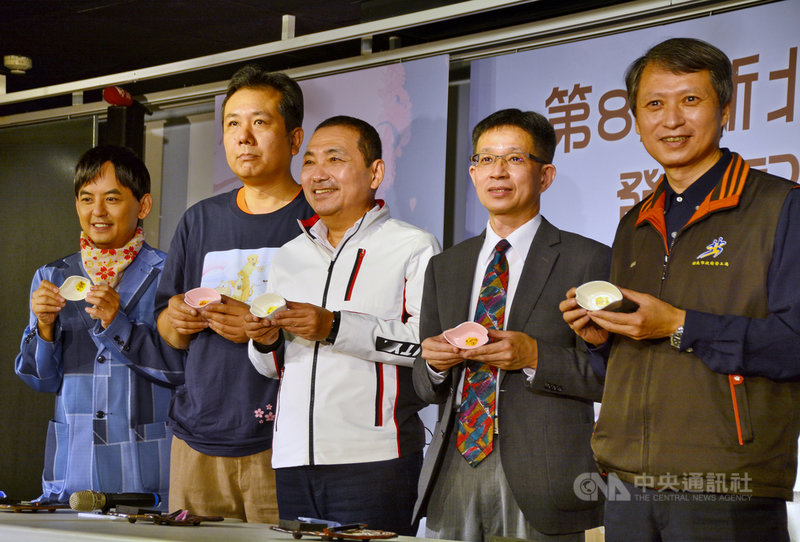 新北市政府勞工局18日舉行櫻花陶瓷盤「遇見幸福」庇護禮盒發表會,新北市長侯友宜(中)、代言人黃子佼(左)、市府勞工局長陳瑞嘉(右)、八里療養院院長張介信(右2)一同推廣行銷。中央社記者黃旭昇新北攝 110年11月18日