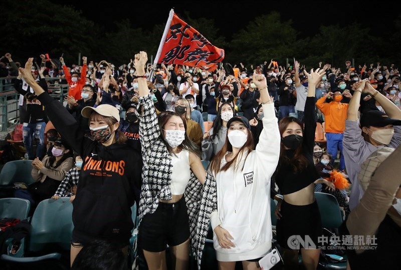中職統一獅隊下半季封王魔術數字M1,18日晚間作客新莊球場力拚封王,左外野區坐滿獅隊球迷,專屬啦啦隊Uni-Girls也現身與球迷一起賣力應援,在得分瞬間嗨翻。中央社記者張新偉攝 110年11月18日