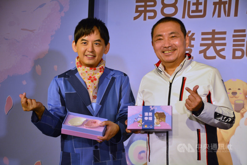 新北市政府勞工局18日舉行櫻花陶瓷盤「遇見幸福」庇護禮盒發表會,新北市長侯友宜(右)與代言人黃子佼(左)出席。中央社記者黃旭昇新北攝 110年11月18日