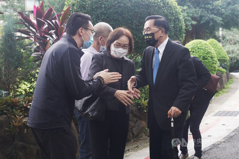 前駐泰代表李應元因癌病逝,家屬於法鼓山中華佛教文化館設置蓮位供親友追思、祭拜,前總統陳水扁(右)18日前往弔唁,向家屬致意。中央社記者徐肇昌攝 110年11月18日