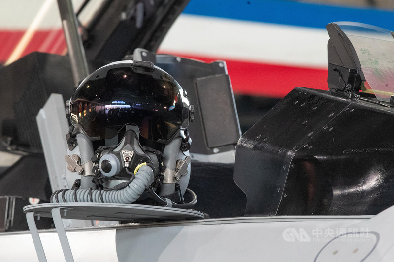 F-16V(Block20)型機接裝典禮18日在嘉義舉行,特別的是,現場也展示F-16V全新的飛行頭盔。中央社記者游凱翔攝 110年11月18日