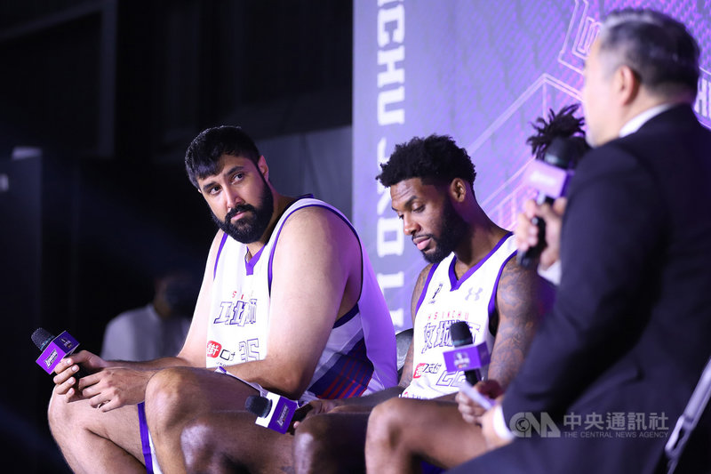 籃球洋將辛巴(Sim Bhullar)(左)加盟P. LEAGUE+聯盟新竹街口攻城獅隊,從過去中文名布拉更名為「辛巴」,他18日表示,盼和電影「獅子王」主角辛巴一樣,捍衛主場,並將冠軍帶回新竹。中央社實習記者蕭宇軒攝 110年11月18日