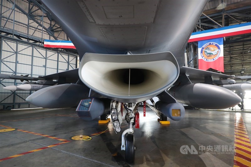 F-16V(Block20)型機接裝典禮18日上午在嘉義空軍基地舉行,現場地面陳展的F-16V掛載各式飛彈及電戰干擾莢艙、狙擊手莢艙、夜間導航莢艙等配備,展現升級戰力成果。中央社記者裴禛攝 110年11月18日