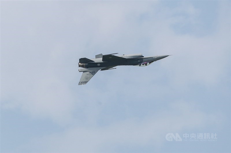 F-16V（Block20）型機接裝典禮18日上午在嘉義空軍基地舉行，圖為F-16V進行單機性能展示。中央社記者裴禛攝 110年11月18日