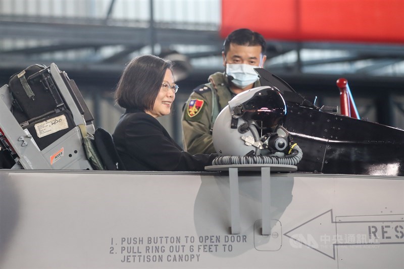 F-16V(Block20)型機接裝典禮18日在嘉義空軍基地舉行,總統蔡英文(左)登機檢閱裝備,並強調,這次台美雙方的國防工業合作,不僅是台美友誼的再進展,更代表台美夥伴關係的堅定承諾。中央社記者裴禛攝 110年11月18日