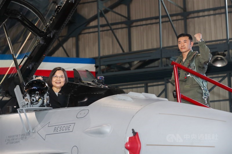 F-16V(Block20)型機接裝典禮18日在嘉義空軍基地舉行,總統蔡英文(左)登機檢閱裝備,並表示今天的接裝不僅是空軍歷史的新頁,更有3個重要意義,分別是台美友誼再進展、航太科技再提升及國防戰力更堅強。中央社記者裴禛攝 110年11月18日
