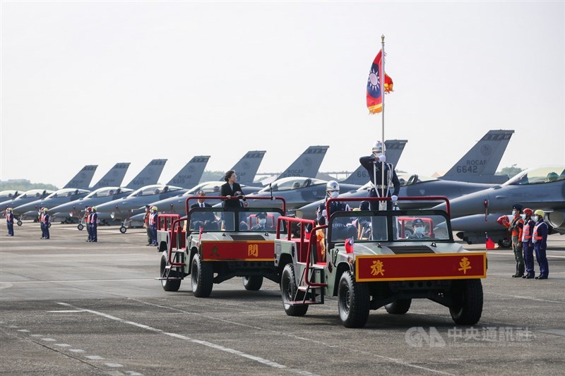總統蔡英文(後車站立者)18日前往嘉義空軍基地出席「空軍F-16V BLK20型機性能提升接裝典禮」,進行地面部隊校閱。中央社記者裴禛攝 110年11月18日