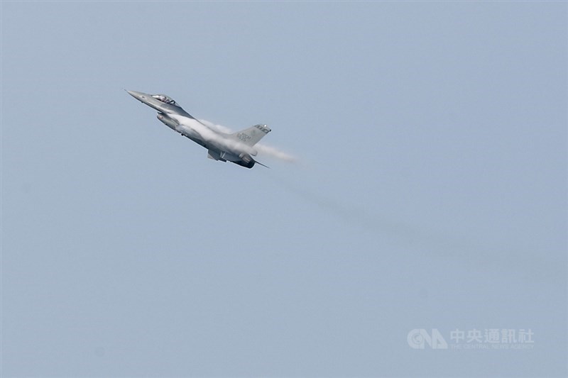 F-16V(Block20)型機接裝典禮18日上午在嘉義空軍基地舉行,圖為F-16V進行單機性能展示,低空高速衝場和倒飛,展現靈活度。中央社記者裴禛攝 110年11月18日