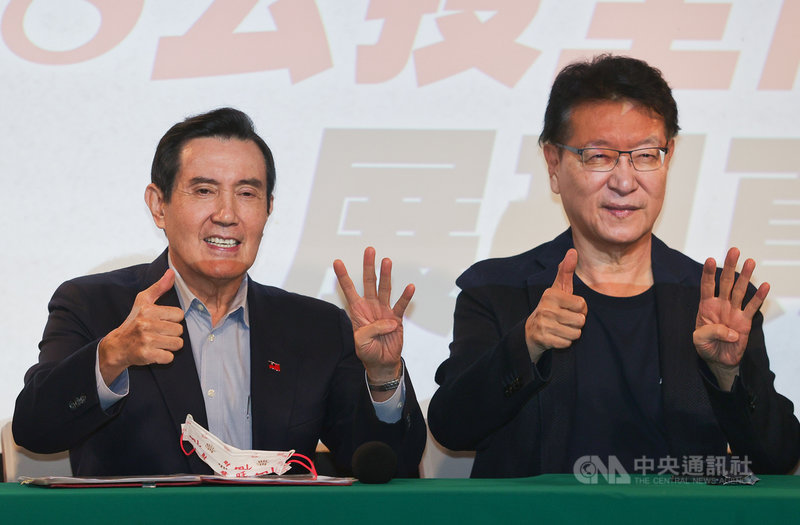 前總統馬英九(左)18日上午與身兼戰鬥藍發起人的中廣董事長趙少康(右)等人一起宣傳公投,高喊「4個都同意,就是民意」,馬英九也呼籲大家在12月18日出來投票,不要忽略憲法上的權利。中央社記者謝佳璋攝 110年12月18日