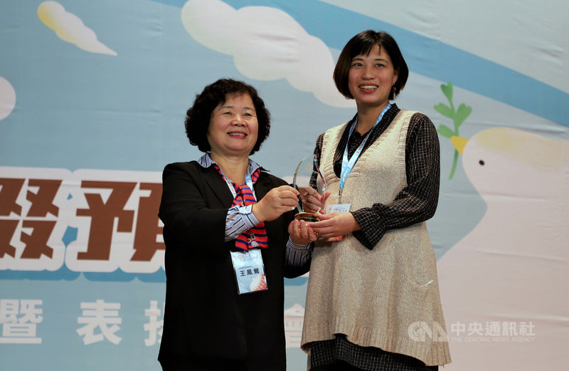 教育部國教署18日在新北市舉辦110年度全國中輟預防業務傳承研討會暨表揚大會,其中福和國中主任林宛曉(右)榮獲績優個人獎,由國教署主秘王鳳鶯(左)頒獎。(新北市教育局提供)中央社記者黃旭昇新北市傳真 110年11月18日