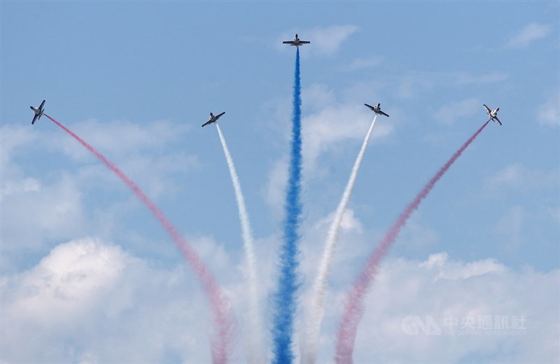 F-16V(Block20)型機接裝典禮18日在嘉義空軍基地舉行,並進行F-16V性能展示,操演多項高難度科目,最後由5台AT-3型機在觀禮台前施放彩煙,宣告圓滿完成。中央社記者裴禛攝 110年11月18日