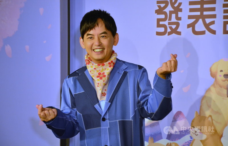 新北市政府勞工局18日發表庇護禮櫻花陶瓷盤「遇見幸福」禮盒,請來藝人黃子佼(圖)代言,黃子佼表示,這是他第2年代言庇護禮,將採購101組禮盒致贈給參加演唱會的歌手當成伴手禮。中央社記者黃旭昇新北攝 110年11月18日